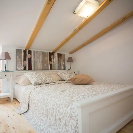 Apartment House - Dama *